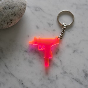 Neonroze uzi-sleutelhanger, wapenbedel, cadeau voor gamer, sleutels, buittas, zakelijk, rugzaklabel, fantasie, scifi, superleuk!