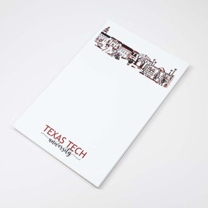 Könnte beinhalten: Weißer Notizblock mit einer roten und schwarzen Illustration eines Gebäudes und dem Text "TEXAS TECH university" in rot.