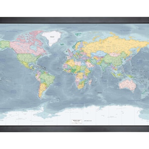 Peut inclure: Une carte du monde détaillée avec un fond d'océan bleu et des continents colorés. La carte comprend les frontières des pays, les principales villes et les caractéristiques géographiques. La carte est encadrée dans un cadre noir.