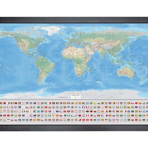 Peut inclure: Une carte du monde encadrée avec un océan bleu et des terres émergées vertes. La carte comprend une rangée de drapeaux représentant différents pays en bas.