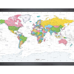 Peut inclure: Une carte du monde encadrée avec un fond blanc et des bordures colorées pour chaque pays. La carte comprend les noms des pays, des océans et des continents. Le cadre est noir.
