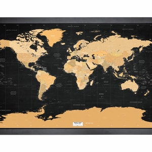 Peut inclure: Une carte du monde encadrée en noir avec un fond en papier ton or. La carte montre les continents et les océans du monde. La carte est encadrée dans un cadre noir.