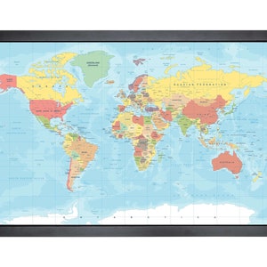 Peut inclure: Une carte du monde colorée avec les frontières et les noms des pays, imprimée sur un fond bleu clair. La carte est encadrée dans un cadre noir.