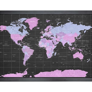 Carte du monde avec épingles | 36 x 24 po. ou 24 po. x 18 po. | Pastels violets sur craie