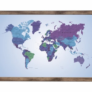 Peut inclure: Une carte du monde encadrée avec un fond bleu et des pays colorés. La carte est dans un cadre en bois brun.