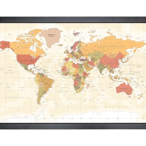 Peut inclure: Une carte du monde de style vintage avec un fond beige et un cadre noir. La carte présente les frontières des pays dans différentes nuances de rouge, orange, jaune et vert. Les océans sont d'un bleu clair. La carte comprend les noms des continents, des océans et de certains pays.