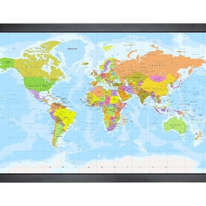 Peut inclure: Une carte du monde colorée avec les frontières des pays délimitées en noir. La carte est imprimée sur un fond bleu clair avec un motif de grille. La carte est encadrée dans un cadre noir.