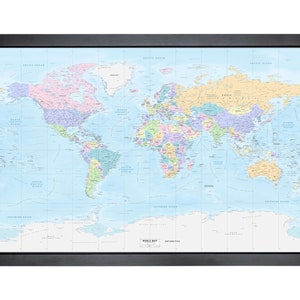 Carte du monde encadrée avec épingles | 36 x 24 po. | Couleurs douces Miller très détaillées eau bleu clair