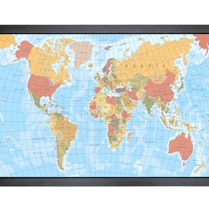 Peut inclure: Une carte du monde avec un fond bleu et un quadrillage. Les continents sont colorés dans des tons d'orange, de rouge et de vert. La carte est encadrée en noir.