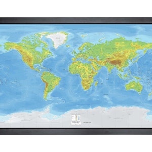 Carte du monde encadrée avec épingles | 36 x 24 po. | Miller Elevations Blue Water très détaillé