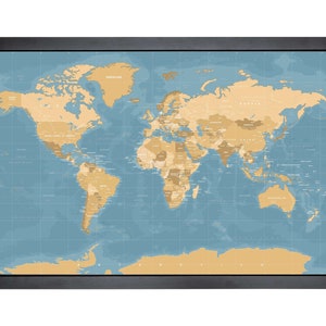 Peut inclure: Une carte du monde de style vintage avec un fond bleu et des continents beiges. La carte est encadrée dans un cadre noir.