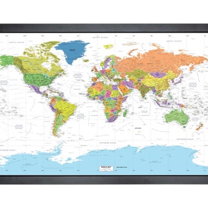 Carte du monde encadrée avec épingles | 36 x 24 po. | Élévation colorée