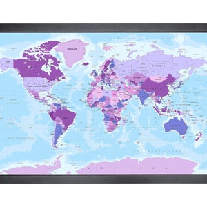 Peut inclure: Une carte du monde avec un fond bleu clair et des frontières de pays violettes. La carte est encadrée dans un cadre noir.