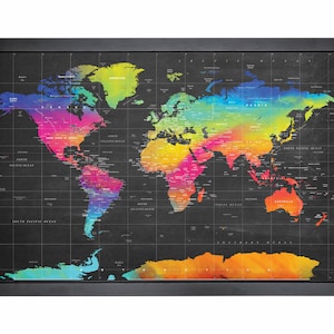 Peut inclure: Une carte du monde colorée avec un dégradé arc-en-ciel. La carte est imprimée sur un fond noir et encadrée en noir.