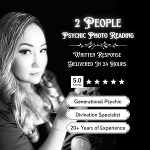 以下が含まれることがあります： 水晶を持っている女性の白黒写真。女性の上には「2 PEOPLE PSYCHIC PHOTO READING WRITTEN RESPONSE DELIVERED IN 24 HOURS」というテキストがあります。女性の下には5つ星の評価と「Generational Psychic Divination Specialist 20+ Years of Experience」というテキストがあります。