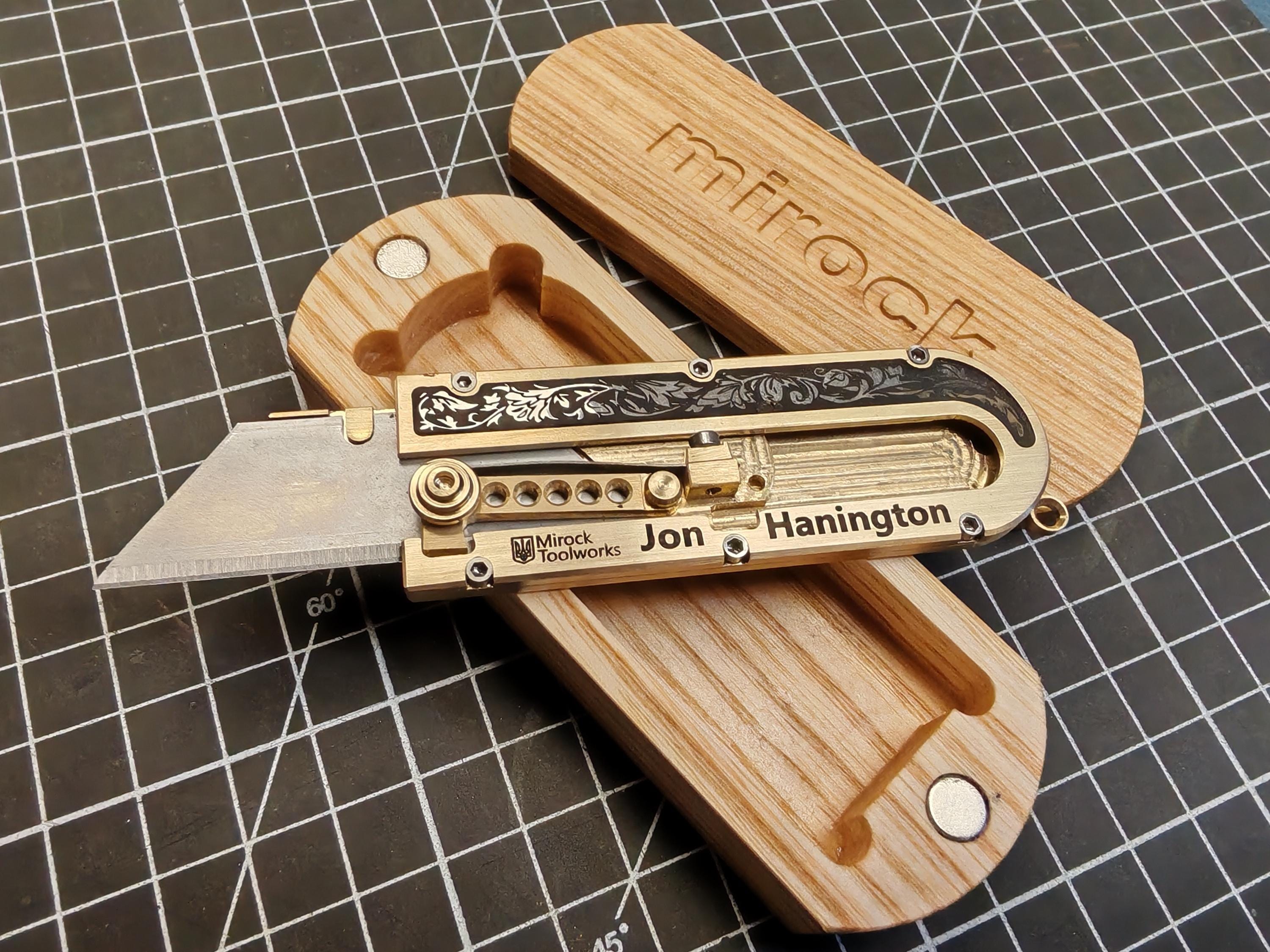 Gros plan d'un établi de coutelier avec des outils et des matériaux