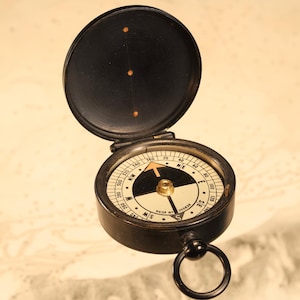 Op de afbeelding: Een set van drie keramische mokken met een gespikkelde, matte afwerking. De mokken zijn in crème, lichtgrijs en donkergrijs. Elke mok heeft een eenvoudig, modern ontwerp en een afgeronde handgreep. Perfect voor koffie of thee.