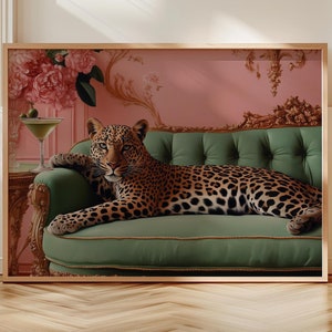 Léopard martini sur canapé vintage, léopard sur canapé, art mural maximaliste, imprimé léopard, art mural léopard, léopard art déco, décoration maximaliste