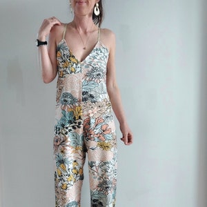 Combinaison pantalon femme, combipantalon lin, fleurs multicolores, tendance été, fines bretelles dorées, par Mesketa image 1