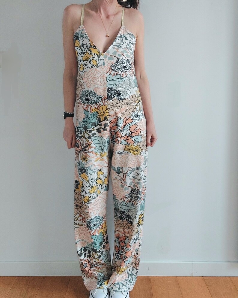 Combinaison pantalon femme, combipantalon lin, fleurs multicolores, tendance été, fines bretelles dorées, par Mesketa imagem 3