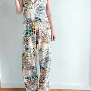 Combinaison pantalon femme, combipantalon lin, fleurs multicolores, tendance été, fines bretelles dorées, par Mesketa image 6