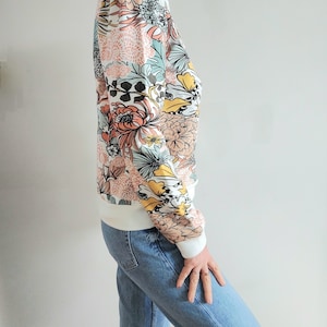 Sweatshirt imprimé femme, molleton manches longues ballon, motifs multicolors, original, confortable par Mesketa image 3