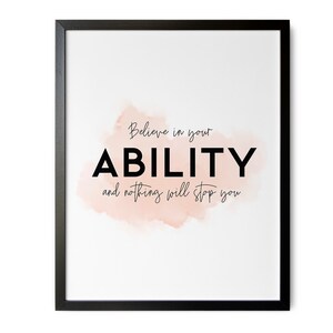 Könnte beinhalten: Ein motivierendes Zitat auf weißem Hintergrund mit einem rosa Aquarell-Wasch. Das Zitat lautet "Glaube an deine FÄHIGKEIT und nichts wird dich aufhalten."