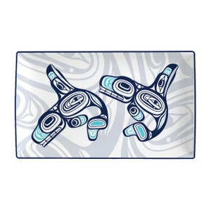 Könnte beinhalten: Ein rechteckiges Serviertablett aus Keramik mit weißem Hintergrund und einem wirbelnden blau-grauen Muster. Zwei stilisierte Orcas sind in Blau, Weiß und Schwarz auf dem Tablett abgebildet.