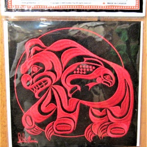 Può includere: Toppa ricamata rossa di un orso con un pesce in bocca. La toppa è su uno sfondo nero e ha un cerchio attorno. Il testo "EMPROIDERY PATCH" è nella parte superiore dell'immagine. Il testo "MADE IN CANADA" è nella parte inferiore dell'immagine.