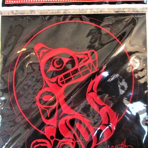 Könnte beinhalten: Roter gestickter Aufnäher mit einem stilisierten Wolf oder Hund auf schwarzem Hintergrund. Der Aufnäher ist rund und hat einen roten gestickten Rand. Der Text "EMBROIDERY PATCH" befindet sich oben im Bild. Der Text "MADE IN ANADA" befindet sich oben rechts im Bild. Der Text "Copyright © 2005-Golden Top All rights reserved" befindet sich unten im Bild.