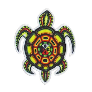 Può includere: Toppa ricamata con un design a forma di tartaruga stilizzata. Il guscio della tartaruga è nero con motivi geometrici gialli e arancioni. I bordi sono bianchi, con accenti rossi, gialli e verdi. La toppa è per abbigliamento o accessori.