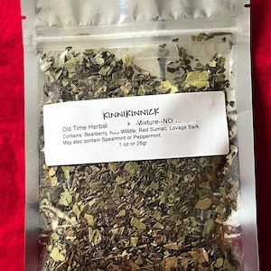 Könnte beinhalten: Ein transparenter Plastikbeutel gefüllt mit getrockneten Kräutern mit der Aufschrift "KINNIKINNICK Old Time Herbal Mixture--NO... Contains: Bearberry, hou Willow, Red Sumac, Lovage Bark. May also contain Spearmint or Peppermint 1 oz or 28gr"