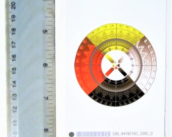 Peut inclure: Un motif circulaire coloré avec quatre sections en rouge, jaune, noir et blanc. Le centre du cercle a une croix noire avec un X rouge dessus. Le motif est entouré d'une bordure noire.