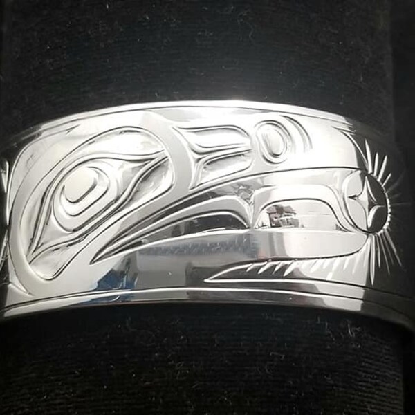 Kwakiutl Namgis Primera Nación Pulsera personalizada de plata de ley 'Cuervo' Arte de joyería indígena nativa de la costa noroeste del Pacífico