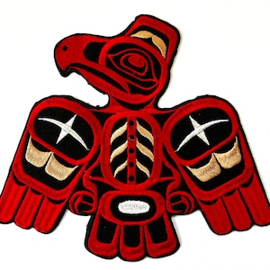 Può includere: Toppa ricamata in rosso, nero e oro di un'aquila stilizzata in stile nativo americano.