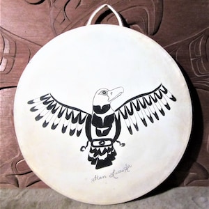 Nuu Chah Nulth First Nation ''Thunderbird'' Älgskinn Potlatch Skalltrumma Stilla havets nordvästkust Ursprungsbefolkningens instrumentkonst