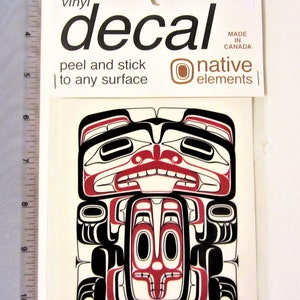 Könnte beinhalten: Ein Vinyl-Aufkleber mit einem roten, schwarzen und weißen indianischen Design. Der Aufkleber ist auf einer weißen Karte verpackt mit dem Text "vinyl decal" und "peel and stick to any surface". Die Karte enthält auch das Logo "native elements" und den Text "Made in Canada".