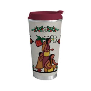 Peut inclure: Un mug de voyage blanc avec un couvercle bordeaux et une base argentée. Le mug présente une illustration colorée d'une femme et de deux enfants cueillant des fraises, avec un motif de bordure de fraises et de fleurs. Le mug est conçu pour les boissons chaudes ou froides.