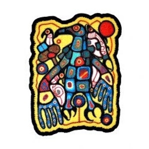 Può includere: Un'illustrazione stilizzata e colorata di un uccello con le ali spiegate. L'uccello è rappresentato in uno schema di colori vivaci blu, giallo, rosso e nero. Lo sfondo è un campo giallo con un sole rosso.