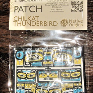 Può includere: Toppa ricamata da stirare con un design di Thunderbird Chilkat in giallo, blu e nero su sfondo bianco. La toppa è confezionata in un sacchetto di plastica trasparente con un'etichetta bianca su cui è scritto "iron on EMBROIDERED PATCH CHILKAT THUNDERBIRD Native Origins".