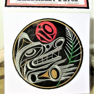 Può includere: Toppa ricamata con sfondo nero, un design di lupo argentato, un sole rosso e un ramo verde. La toppa è circolare e ha un bordo dorato. Il testo "EMBROIDERY PATCH" è stampato nella parte superiore della toppa.