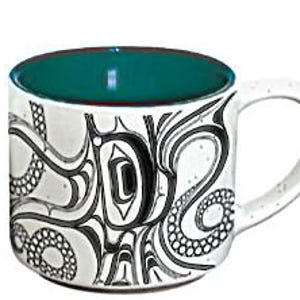 Peut inclure: Mug en céramique blanche avec un intérieur turquoise et un bord rouge. L'extérieur présente un motif abstrait noir et gris avec des lignes tourbillonnantes et des motifs pointillés. La tasse a une anse incurvée.