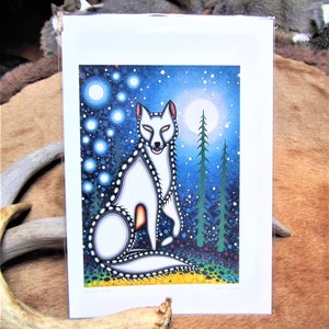 Op de afbeelding: Een witte wolf met zwarte en oranje markeringen zit in een bossetting onder een sterrenhemel. De wolf wordt omringd door bomen en een volle maan. Het kunstwerk is gemaakt in een gestileerde, grafische stijl.