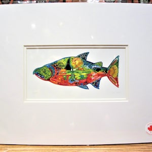 以下が含まれることがあります： 複雑なディテールが施された、カラフルなサケのプリント。魚は、円、正方形、三角形など、さまざまな形とパターンで構成されています。色は鮮やかで、赤、オレンジ、黄色、緑、青などがあります。