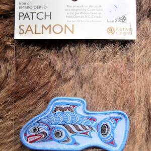 Può includere: Toppa ricamata da stirare con un design di salmone blu e rosso con il testo "SALMON" e "Native Origins".