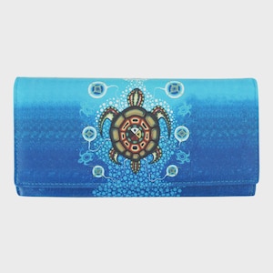 Può includere: Un portafoglio blu con un disegno di tartaruga. La tartaruga è marrone, rossa e gialla con un motivo circolare. Lo sfondo è un gradiente di tonalità blu. Il portafoglio ha una patta.