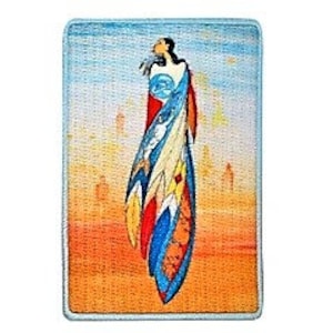 Peut inclure: Un patch brodé coloré représentant une femme amérindienne vêtue d'une longue robe fluide aux motifs complexes. L'arrière-plan est un dégradé d'orange, de jaune et de bleu, évoquant un coucher ou un lever de soleil.
