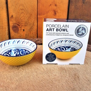 Peut inclure: Un bol en porcelaine jaune avec un extérieur texturé et un motif indigène bleu et blanc à l'intérieur. Le bol mesure 10,8 cm de diamètre et est emballé dans une boîte avec le texte "Porcelain Art Bowl".