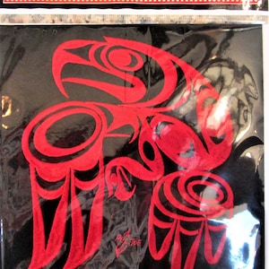 Può includere: Toppa ricamata rossa con un design stilizzato di un uccello con le ali spiegate. La toppa è su uno sfondo nero e ha il testo "EMBROIDERY PATCH" in alto.