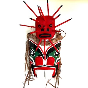 Masque de la Première Nation Kwakiutl « Pugwis » (homme sauvage de la mer) sculptant l’art autochtone de la côte nord-ouest du Pacifique